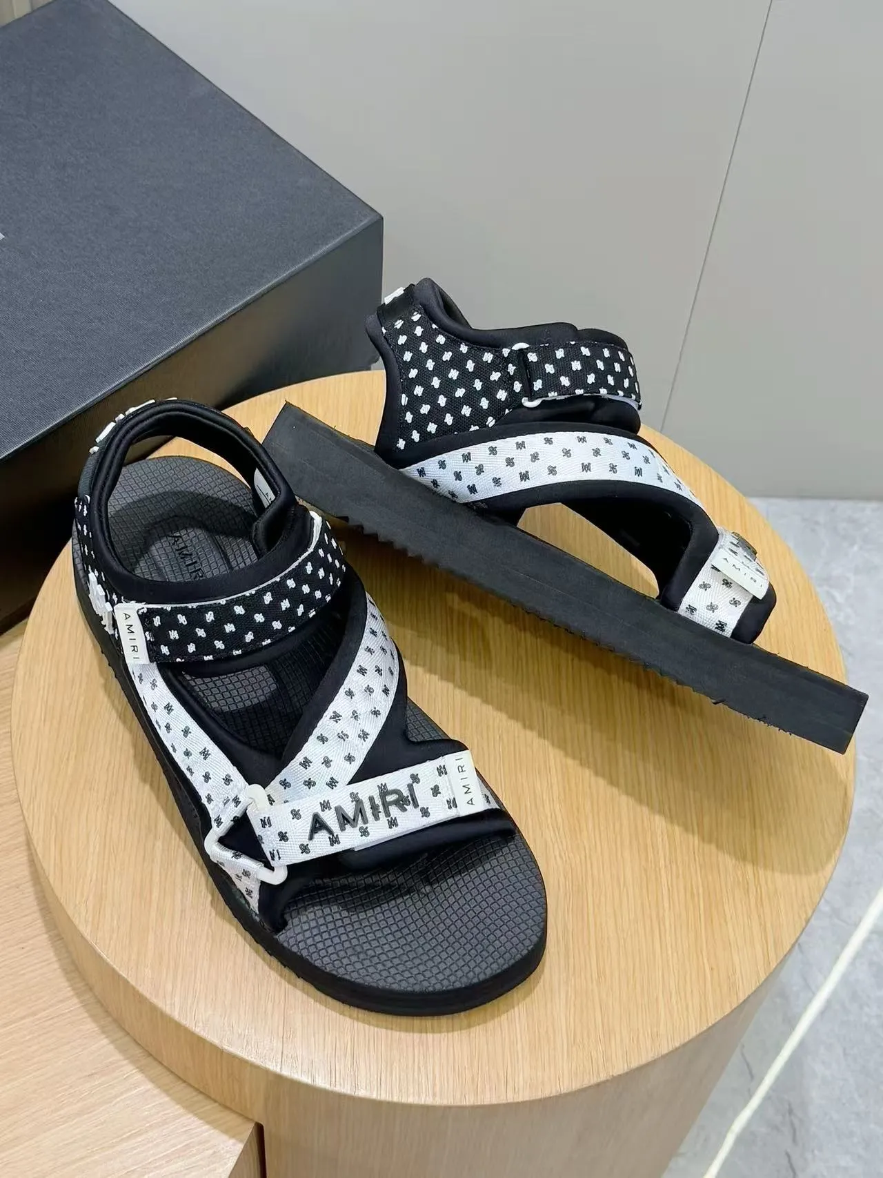 [AMIRI*AMIRI] P:500💰 Size: 39-45 Official website new original version 1:1 AMIRI*AMIRI classic men's sandals, high-end boutique, original material, TPU foam bottom, fine workmanship, casual, loose and comfortable, a must-have in summer.